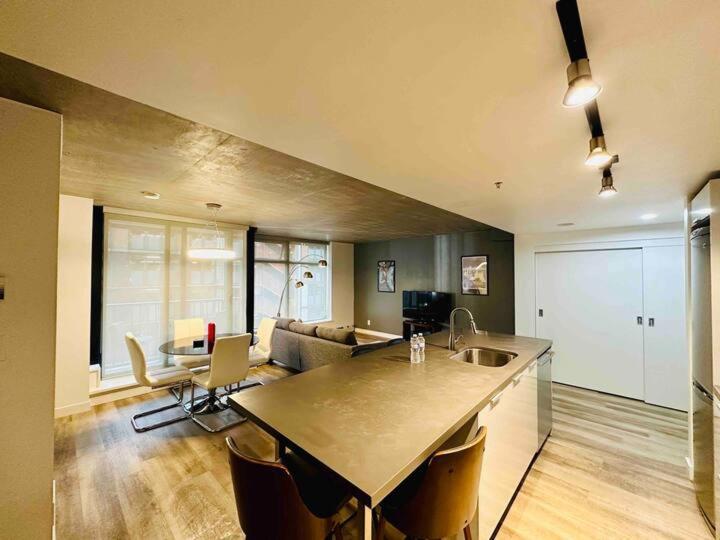 Downtown Luxe Apartment Ванкувър Екстериор снимка