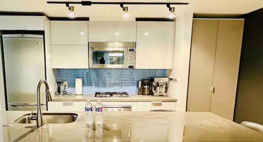 Downtown Luxe Apartment Ванкувър Екстериор снимка